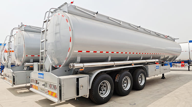 Tri Axle 42000 Liters Diesel Fuel Tanker Trailer for Sale in Guam, Guded