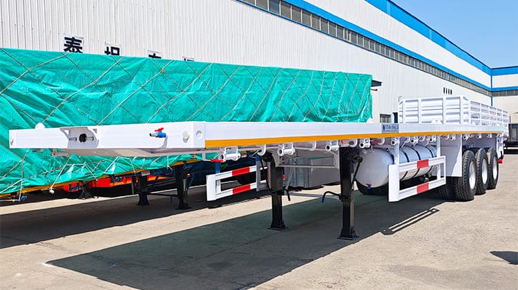 Tri Axle Flatbed Semi Truck Trailer for Sale in Guam